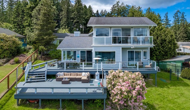 WATERFRONT 3BR/2BA MT RAINIER VIEWS, PRIVATE BEACH