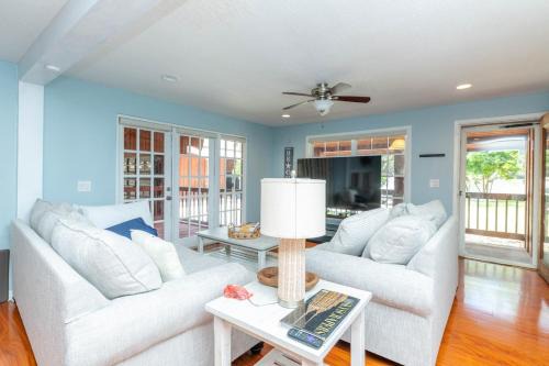 Waterfront 3BR Villa w Gym, Pool & Dock Access