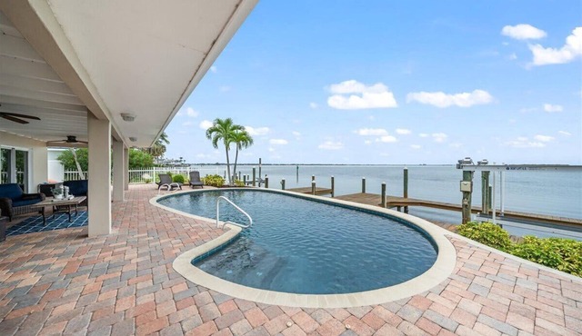Waterfront 4BR w/pool, dock & beach gear