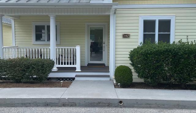 Waterfront 5 Bed, 4 bath w/Golf, Winery, Tiki bar, Deerfield Marina, & boat slip