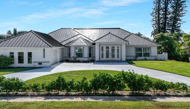 Waterfront 6-bedroom Estate Home, Pool & Fitness room in fantastic Marco Island