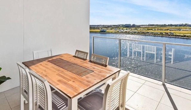 WATERFRONT APARTMENT 100mtrs to (SCUH)