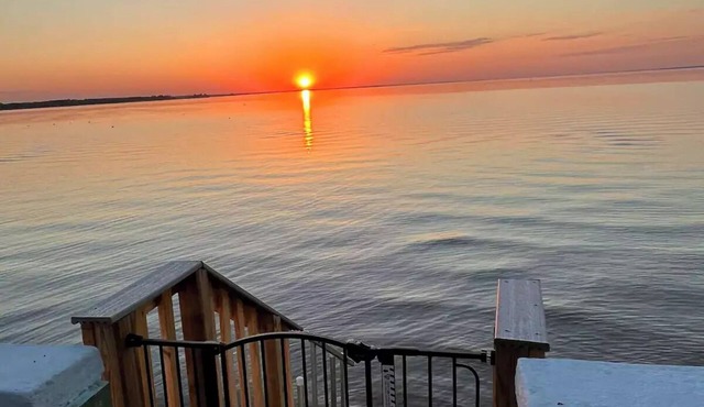 Waterfront Beach House Oneida Lake - Walkable to Park & Resort Area