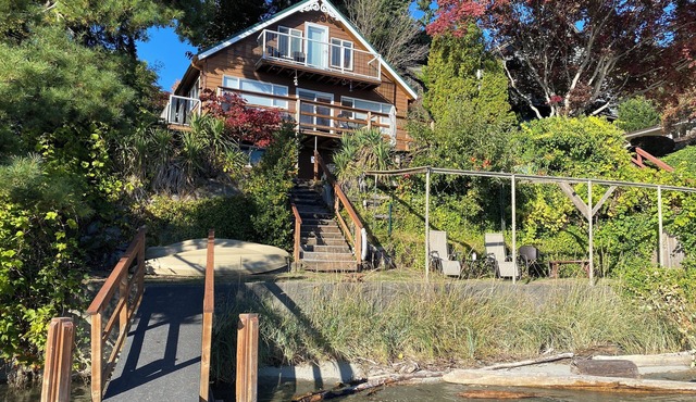 Waterfront Beach House-Apt. 1 Block from Kingston, Restaurants and Two Ferries