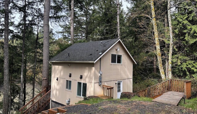 Waterfront Beach House Retreat w/Private Stairs + Deck - Quiet & Peaceful