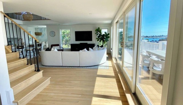 Waterfront Beach House with studio apartment