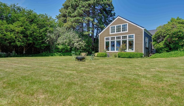 Waterfront Bellingham Bliss: Steps to Beach!