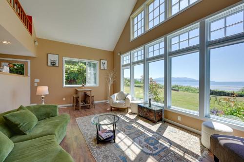 Waterfront Bellingham Bliss: Steps to Beach!