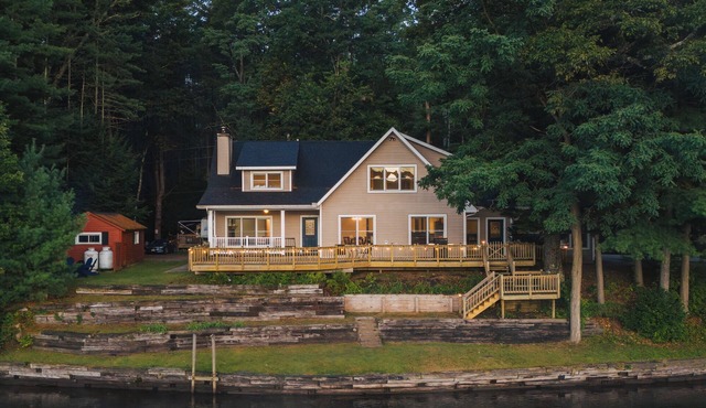 Waterfront Cabin with expansive deck near Saratoga & Lake George