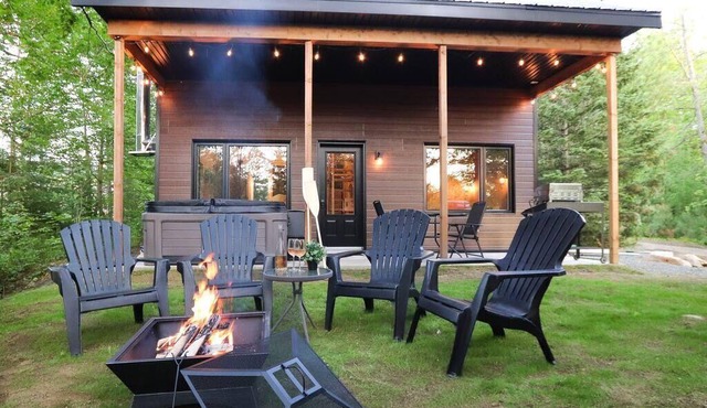 Waterfront Cabin with Spa | Le Huard