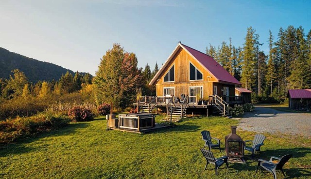 Waterfront Chalet w/Hot Tub, Lake Access & Kayak