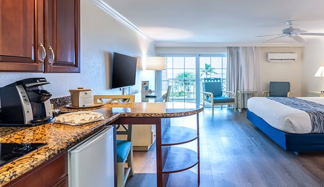 Waterfront Charm: Scenic Gulf View Balcony Studio | Pool | Parking | Near Beach