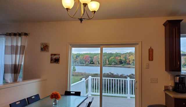 Waterfront Charming 3 BRS Lakehouse with gorgeous views and WiFi in Wurtsboro!