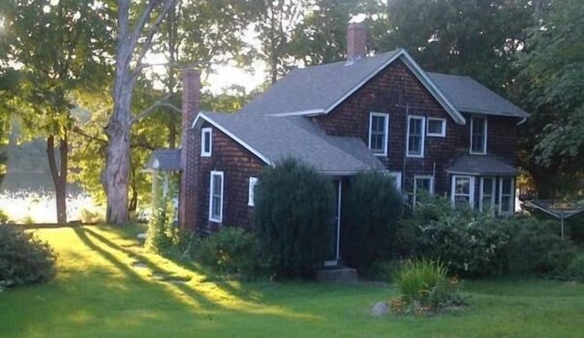 Waterfront! Charming 4BR Cottage on the Niantic River!