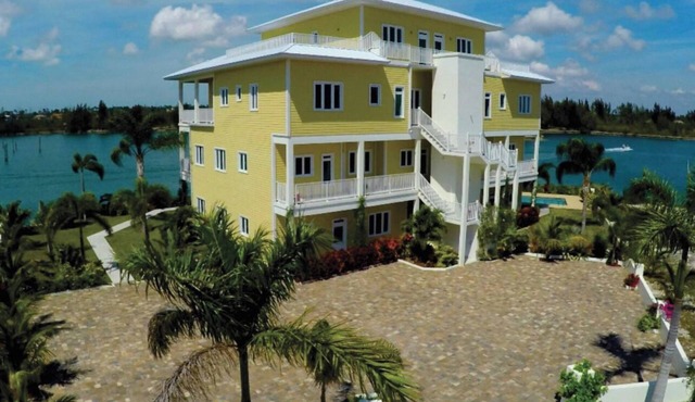 Waterfront Charming Condo in Lucayan Gardens