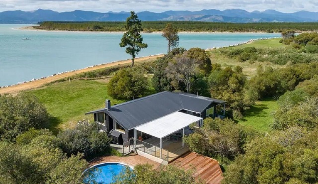 Waterfront Classic Kiwi Bach