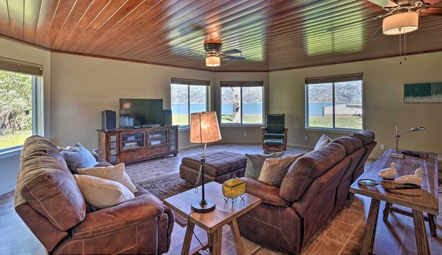 Waterfront Clearlake Retreat w/ Dock & Kayaks