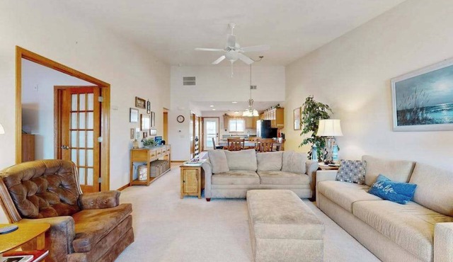 Waterfront condo with shared pools, hot tubs, beach, lake access, WiFi & A/C
