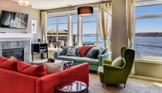 Waterfront Condo 2-bedrooms with AC, Kitchen and all amenities in Seattle