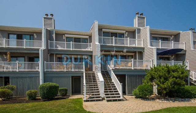 Waterfront Condo, Beautiful Views, Walk to Beach