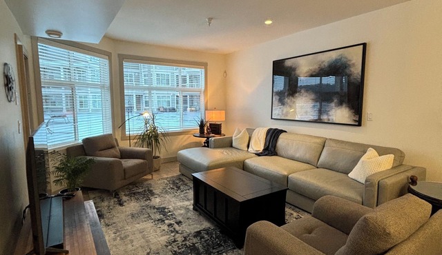 Waterfront condo on Mara Lake w/Hot Tub and Pool