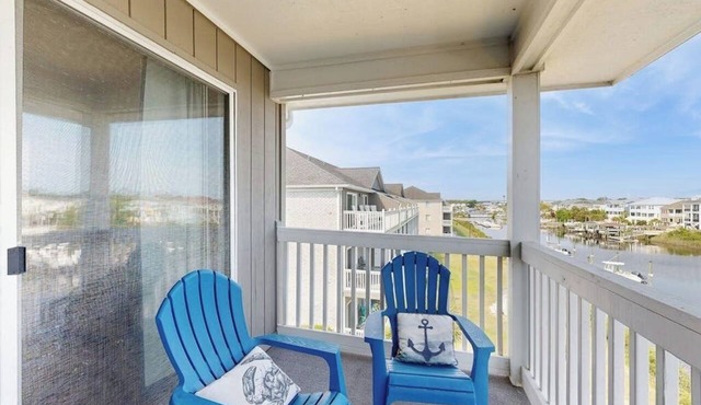 Waterfront condo with pool, private balcony, close to beach & golf