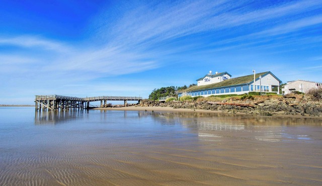Waterfront Corner Condo with Fireplace and Ocean Views Close to Beach and Bay