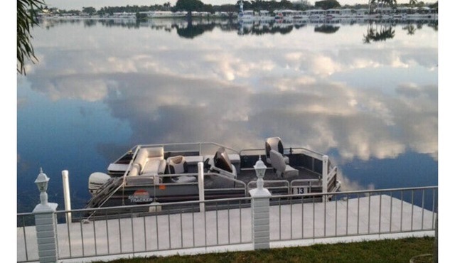 Waterfront cottage with 3 bedrooms & 3 beds