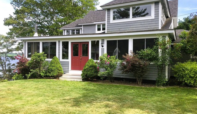 Waterfront Cottage with Beach Access – Sleeps 6 & Pet Friendly!