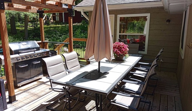 Waterfront Cottage w/king bed, hot tub, theatre, gym & more