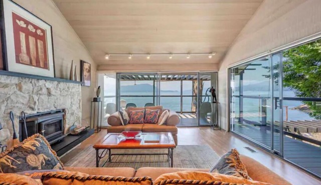 Waterfront Cottage with Superb Coastline Views in West Vancouver