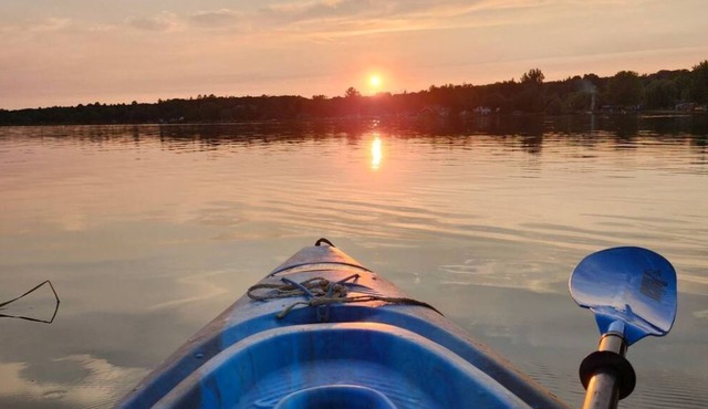 Waterfront Cottage - Hot tub, kayaks, AC, wifi, 1 hr 15 mins from Toronto