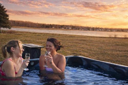 Waterfront Cottage 'The Dream' with Hot Tub, near Parlee Beach