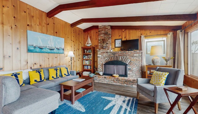 Waterfront cottage with bay views, patio, grill & direct beach access