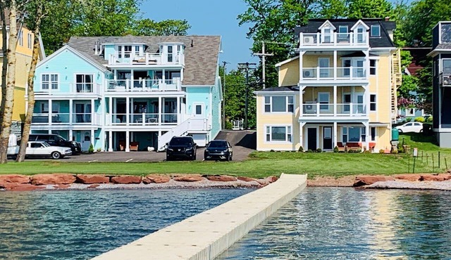 Waterfront Deluxe 1 Bedroom Condo Downtown Ch'town