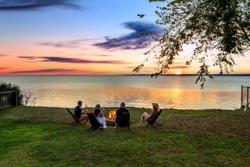 Waterfront Designer Retreat! Stunning Sunsets! Less than 5 minutes to the beach!
