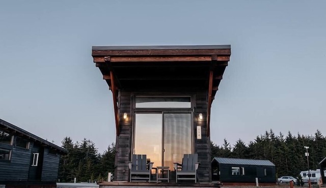 Waterfront Drift Cabin - Our Drift cabin is light and airy with a spacious living room. Private bedroom with King bed, living room has large sofa sleeper. Sleeps 4.