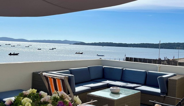 Waterfront duplex 150m2 12/14 pax, magnificent sea view.