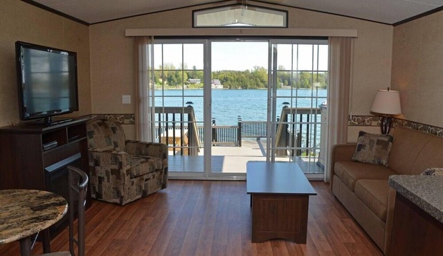 Waterfront East Lake Cottage Sandbanks Area