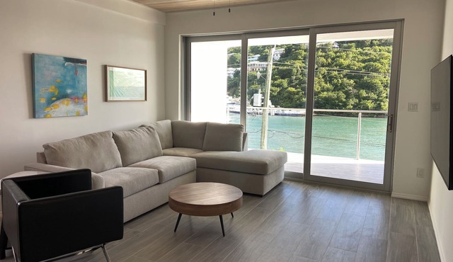 Waterfront - Edgewater Grand-2Bd, 2Ba, sleeps 4, 10 mins. walking into town