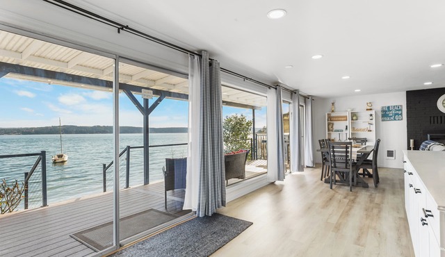Waterfront Escape- Beach front, hot tub, oysters, canal views