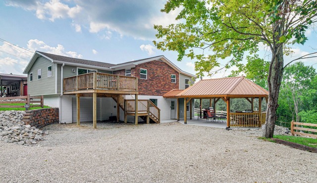 Waterfront Escape in Cub Run w/Deck & Hot Tub!