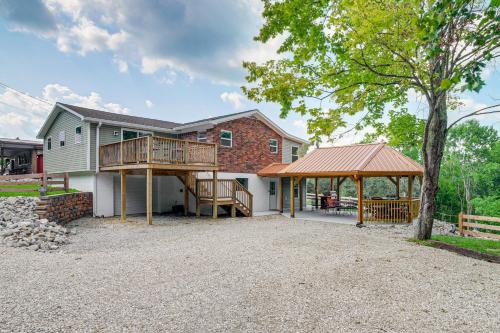 Waterfront Escape in Cub Run w/Deck & Hot Tub!