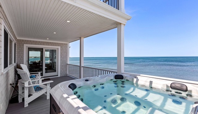 Waterfront Estate w/360 views, Hot Tub, Sleeps 12!