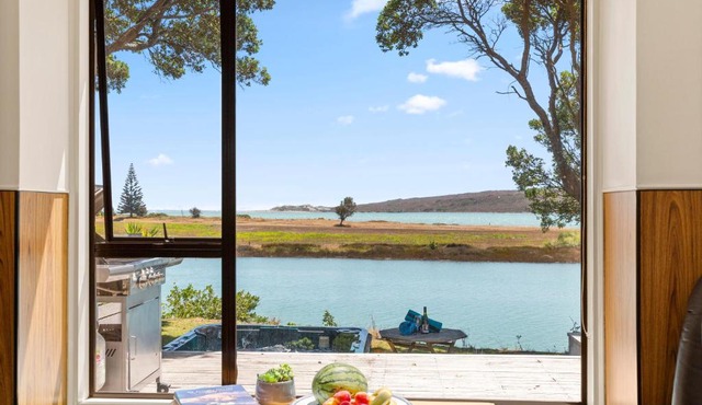 Waterfront Estuary Escape - Raglan Holiday Home