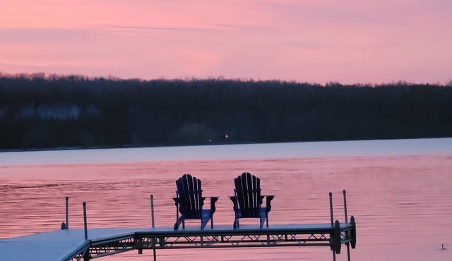 WATERFRONT executive home hot tub, firepit, kayaks, canoe,