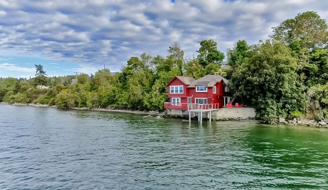 Waterfront family-friendly home w/bay views, firepit, deck, & gas fireplace