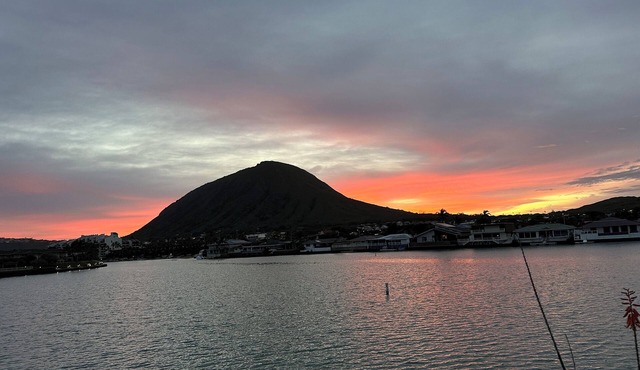 WATERFRONT! FISH FROM DOCK OR KAYAK TO THE OCEAN. MINUTES TO BEACH! LUXURY HOME