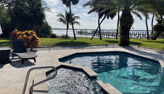 Waterfront, fish from dock, 4 min to beach, Private Pool, Dock and beach