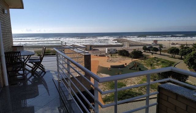 Waterfront, gated community with pools, 2 bedrooms, 2 toilets, up to 6 people.